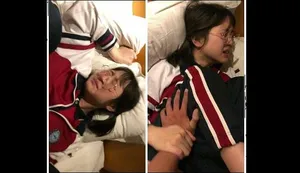 Xoạc má của bạn cùng lớp khi đến chơi nhà