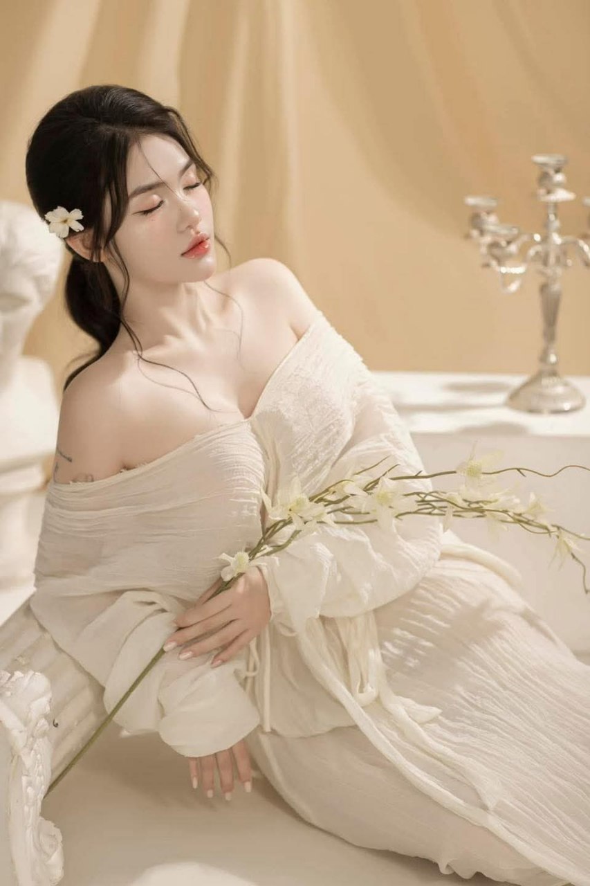"Dùng sức mạnh để đẩy" Người đẹp gợi cảm thời trang cúp G, lấy bộ ngực ra và mút chúng, đưa máy đóng cọc vào, khiến cô gái đạt cực khoái 4-5 lần, nhấc mông cô ấy lên và tiến vào từ phía sau...